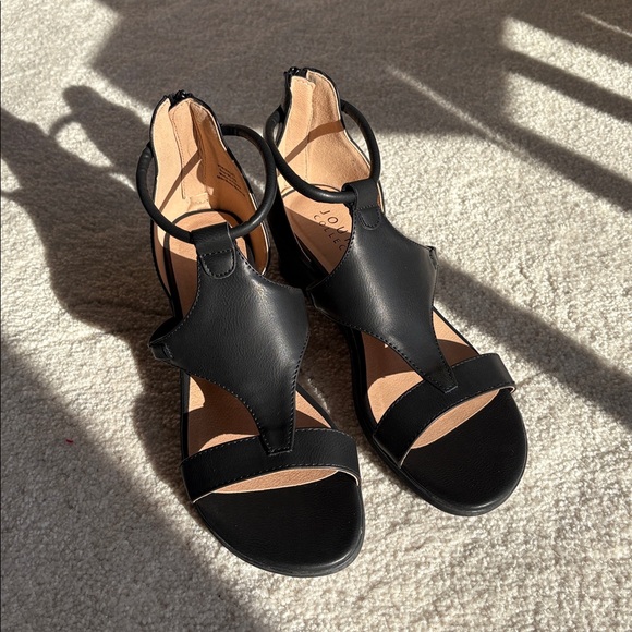 Journee Collection The Traylee Black Strappy Wedge Sandals - Picture 1 of 6